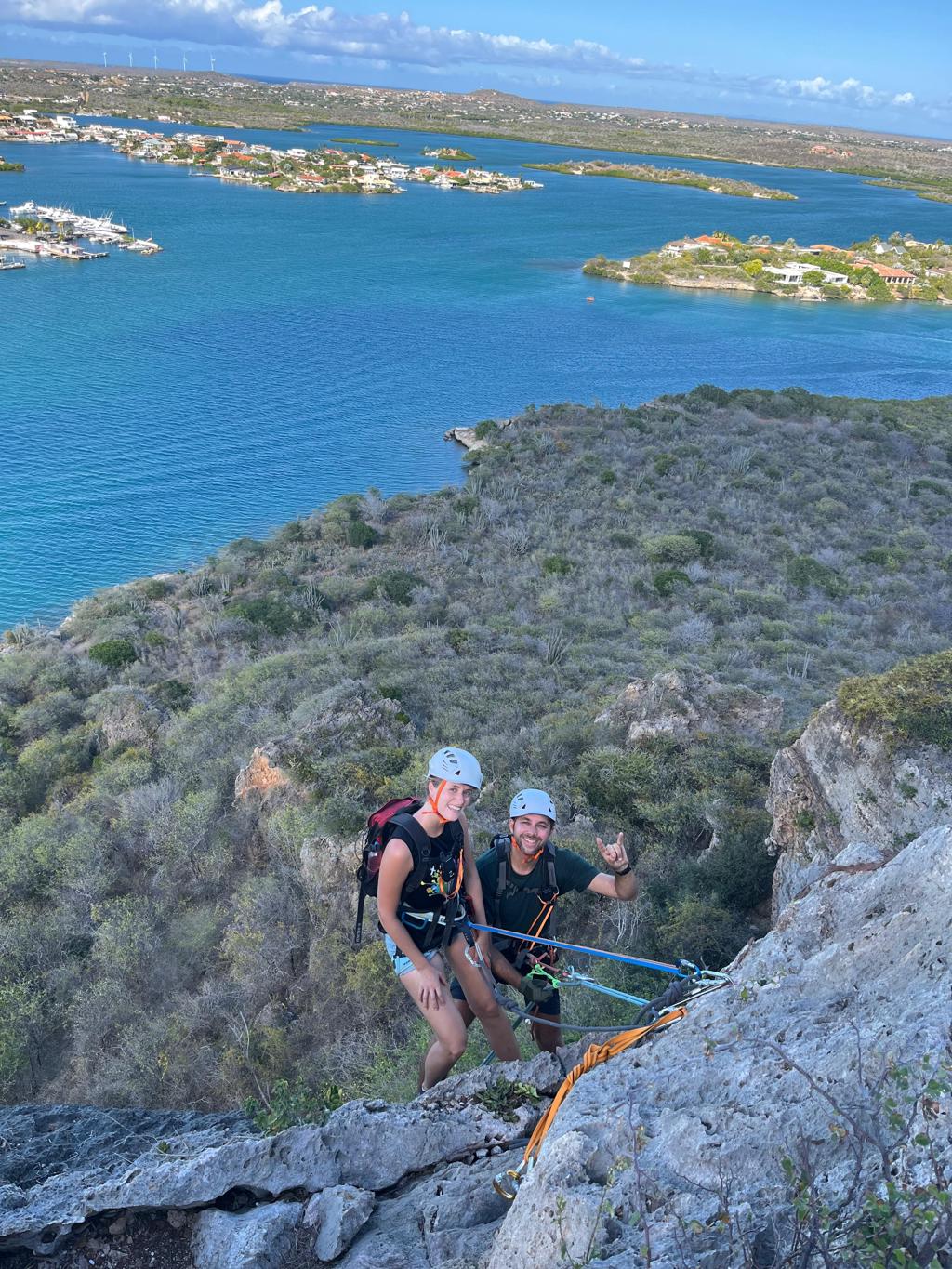 Deelnemer beleeft een outdoor adventure op Curaçao