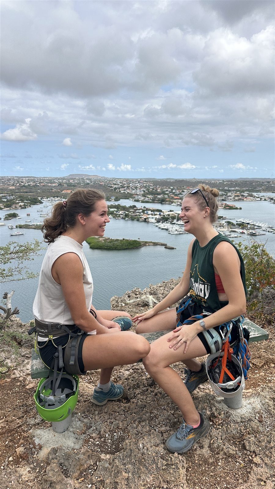 Twee deelnemers lachen samen tijdens een rustmoment
