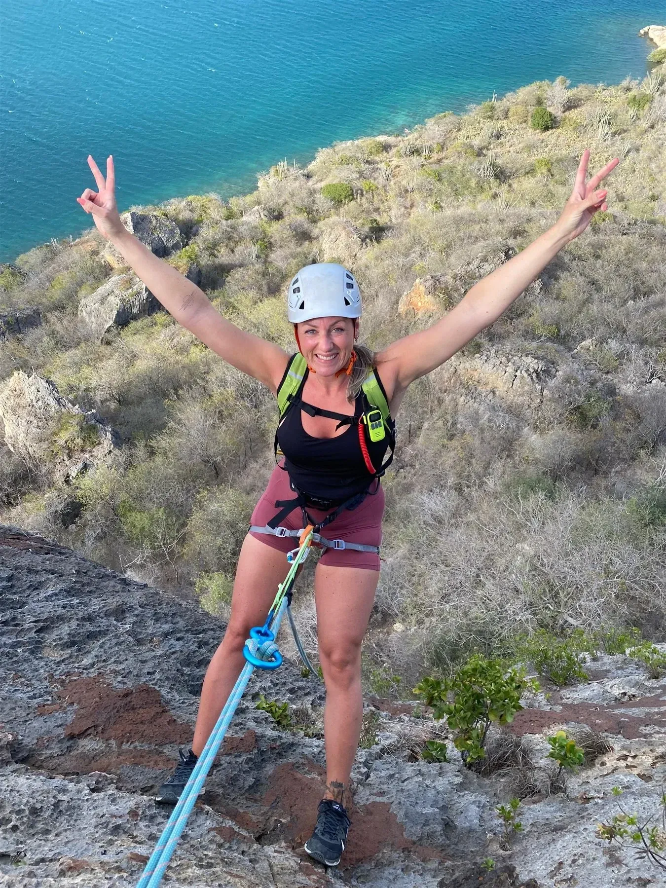 Blije deelnemer na het abseilen op Curaçao
