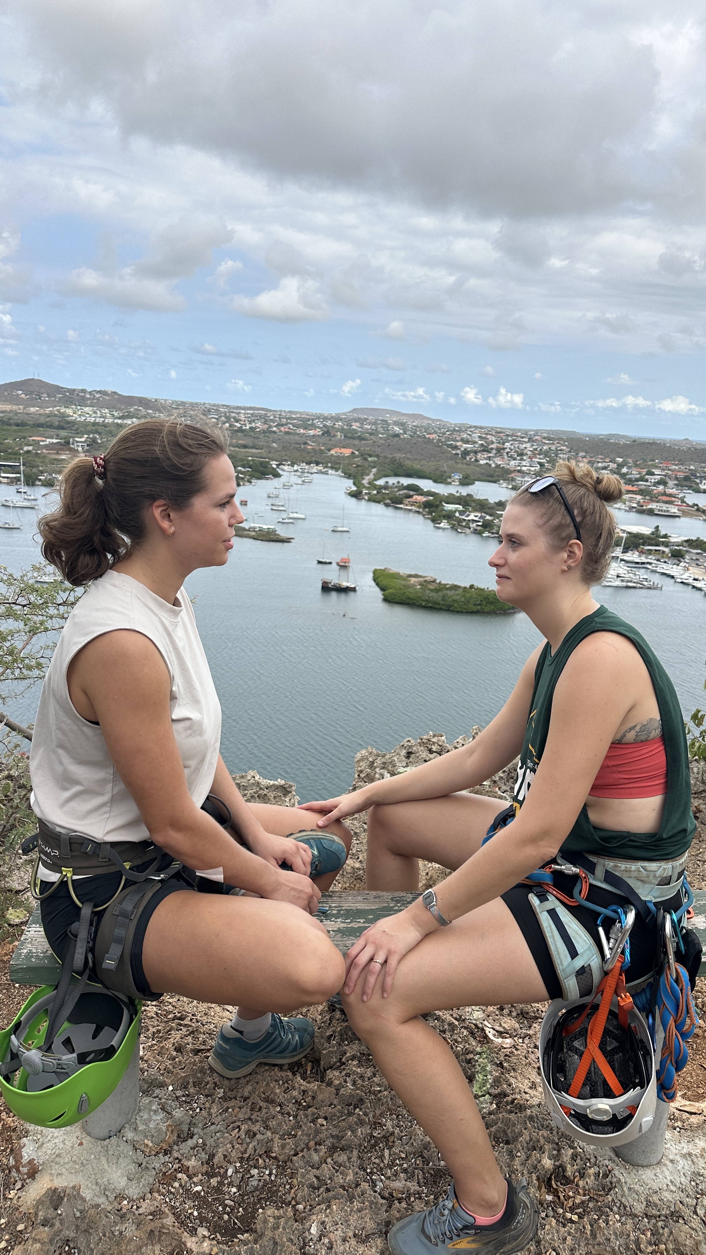Jorinde in een persoonlijk outdoor coachinggesprek met een deelnemer